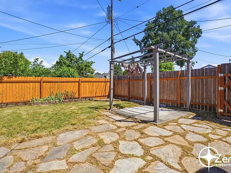 1818 W 22nd St — Photo 30