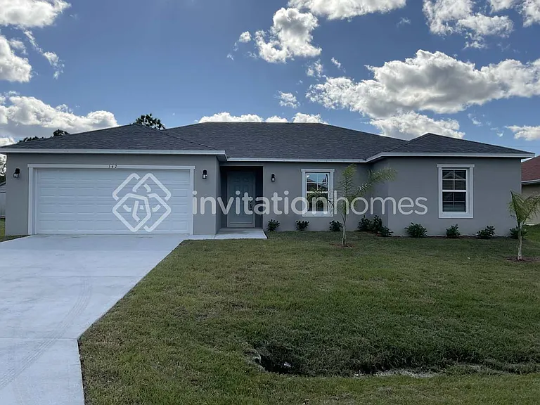 542 Fort Pierce St SW — Photo 1