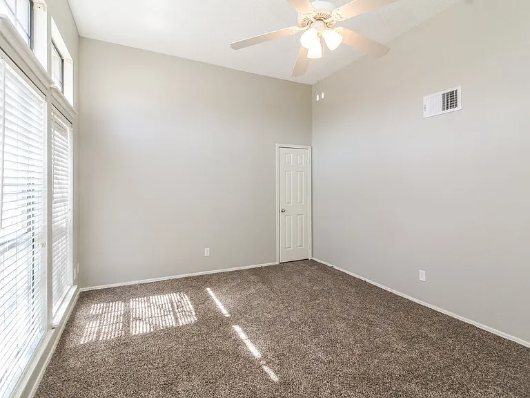 423 Barton Dr — Photo 10