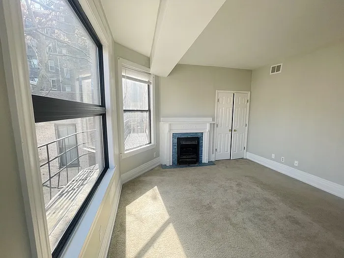 211 W 9th St #4 — Photo 1
