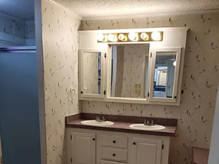 113 Court Dr — Photo 3