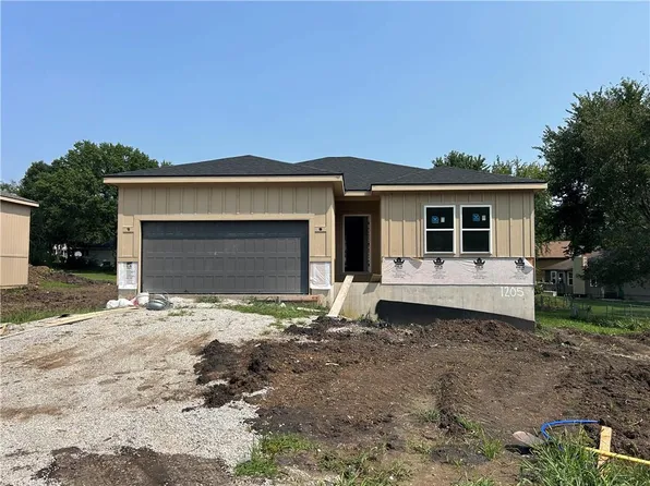 1205 Matthes Ln, Pleasant Hill, MO 64080