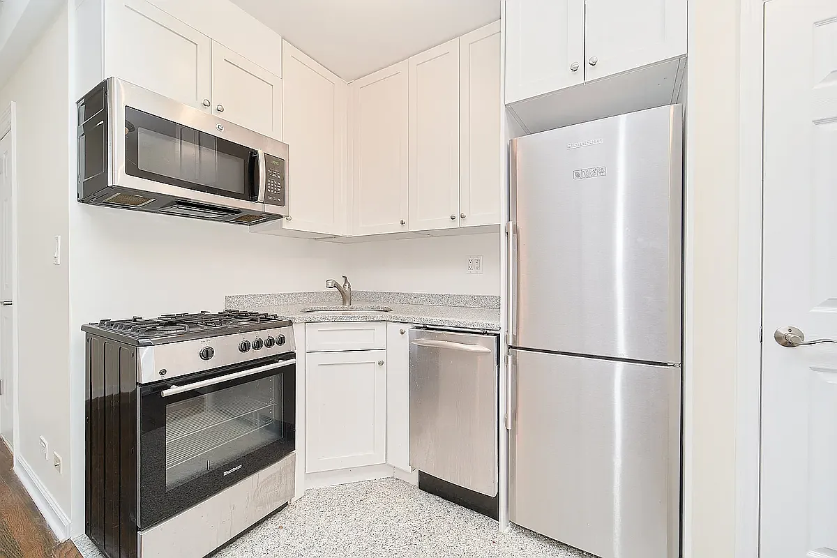 850 Amsterdam Avenue — Photo 3