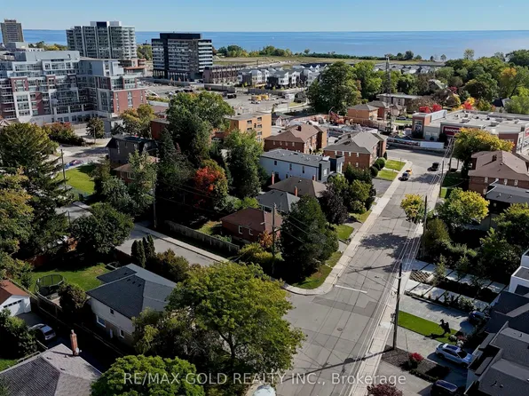 11 Pine Ave N, Mississauga, ON L5H 2P7