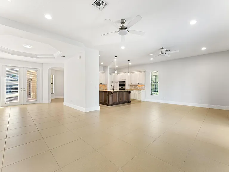 259 SE Calmo Cir — Photo 11