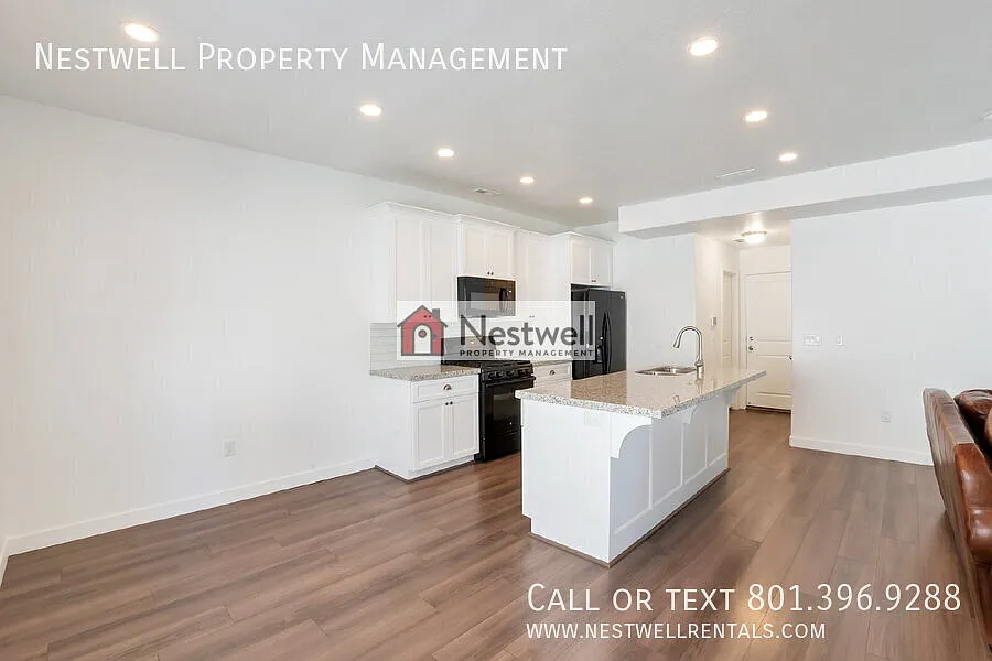 Enchanting 3-bed Townhome in Riverton — Photo 3