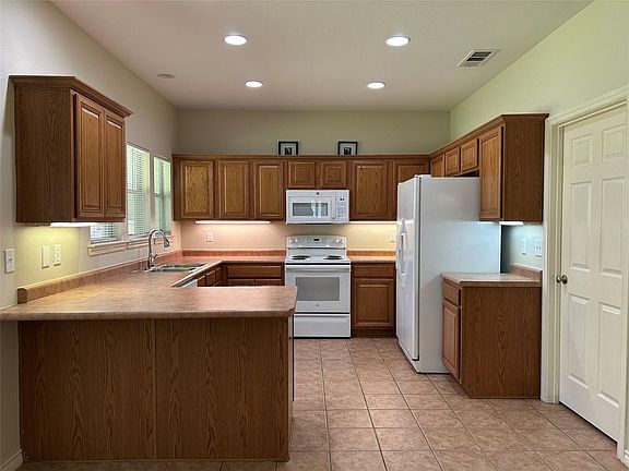 3rd image of 919 Cedar Ridge Dr