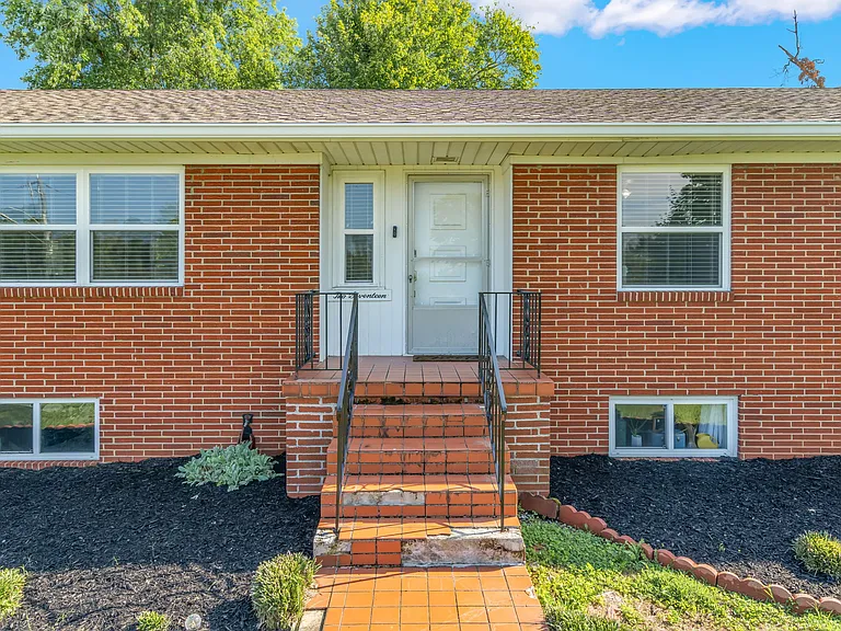 217 Buckingham Dr — Photo 2