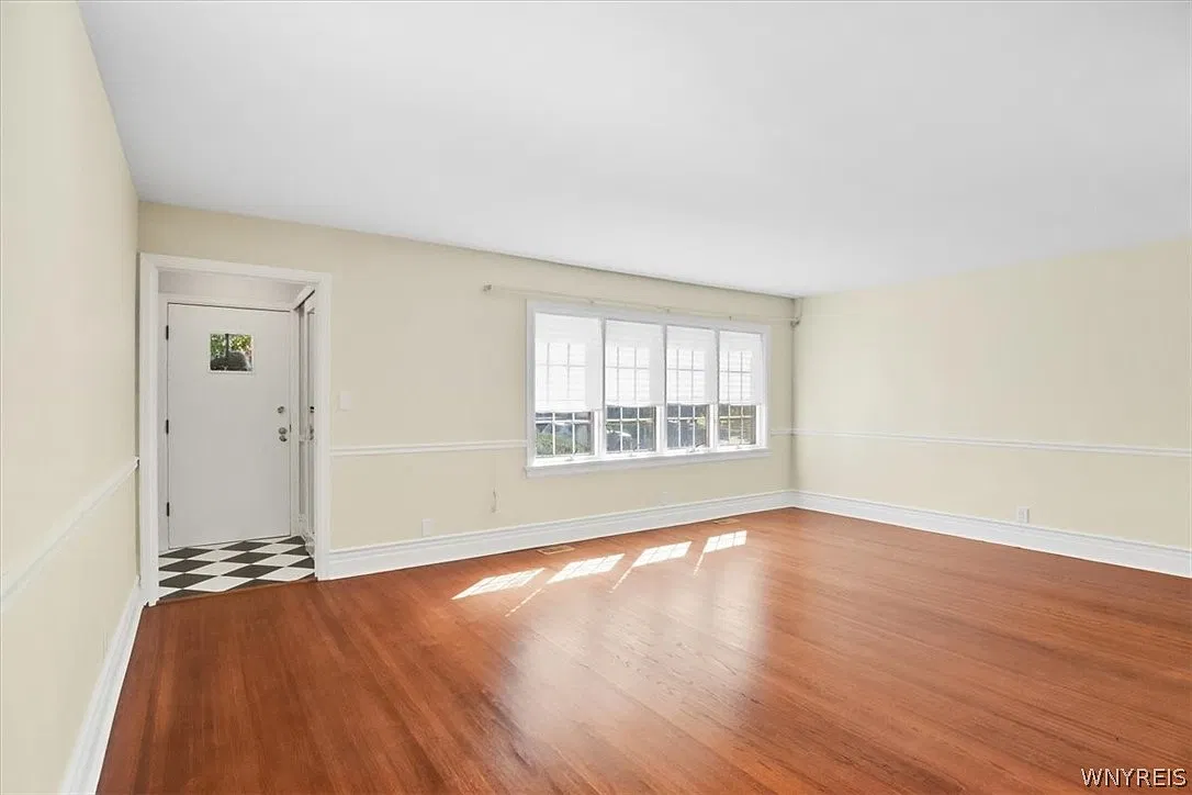 3 bed, 2.0 bath, 2461 sqft, $4,500 — Photo 2