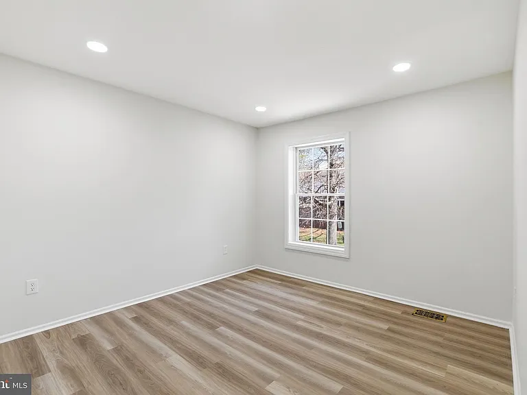 102 N Duke Dr — Photo 21