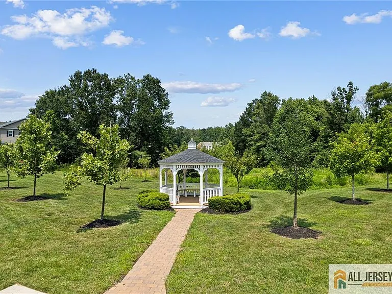 89 Isabelle Ct — Photo 35