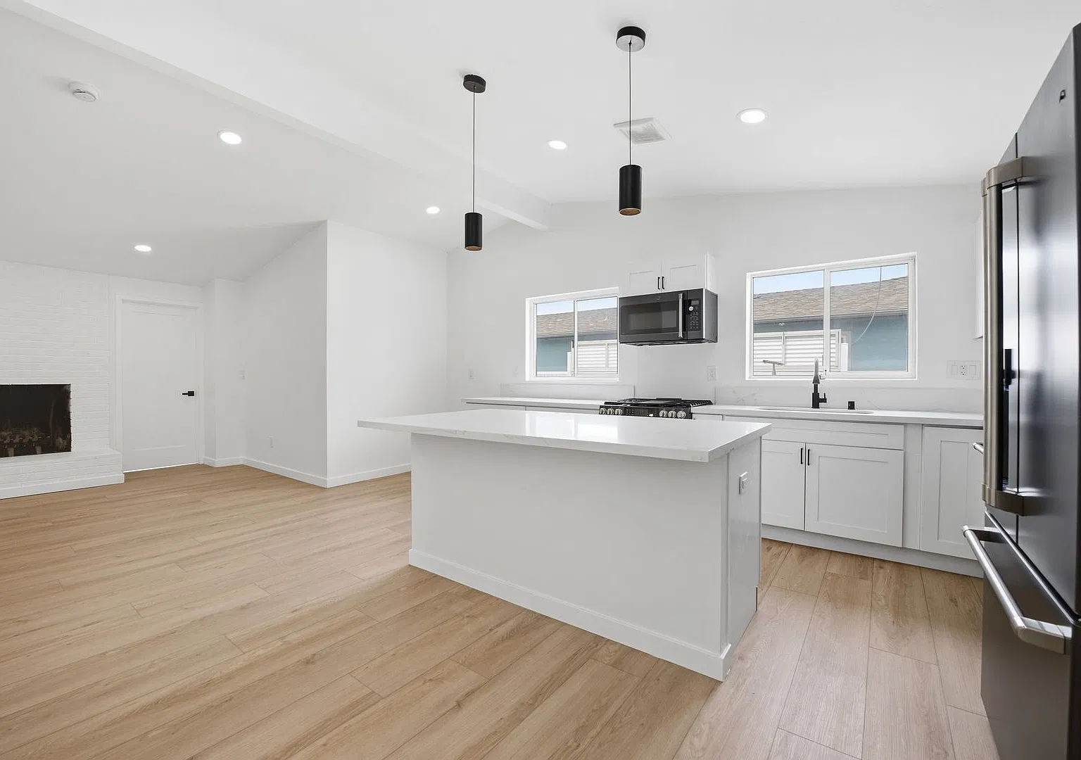 Private Pool!! Newly Renovated 5 Bed 3 Bath House On Gary! — Photo 3