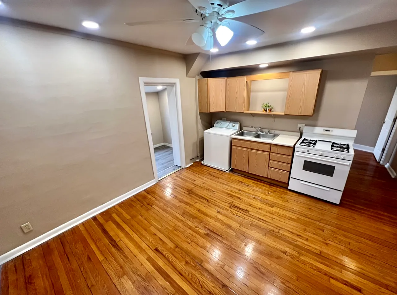 1 bed, 950 sqft, $895 — Photo 1