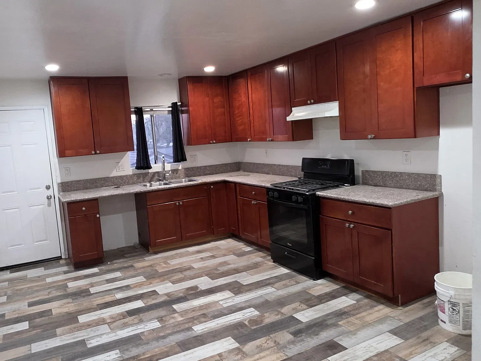 2 bed, 900 sqft, $2,395 — Photo 2