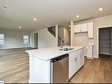 4 bed, 2479 sqft, $2,498 — Photo 4