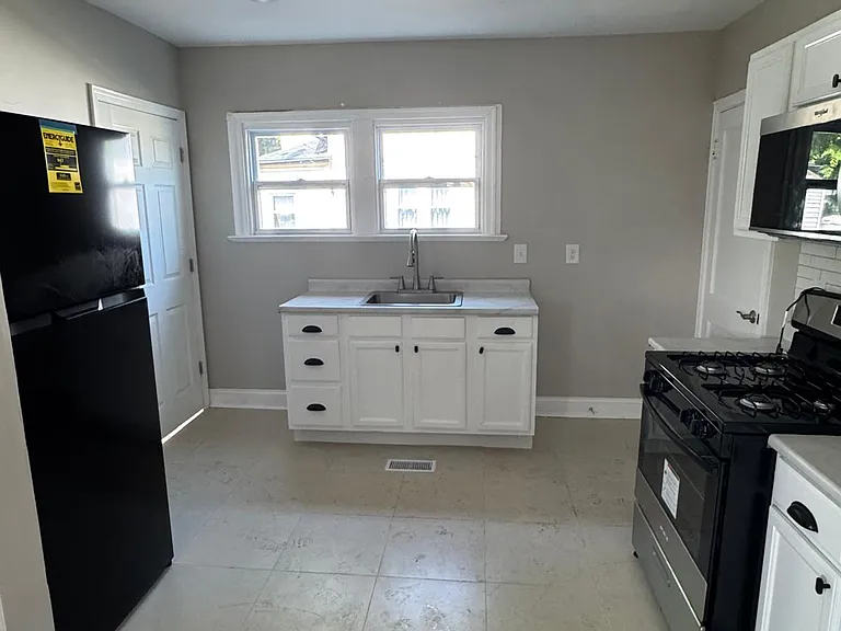 445 W 25th St — Photo 11