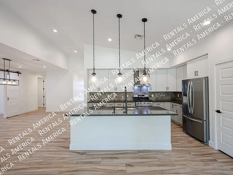 2418 E Amelia Ave — Photo 10