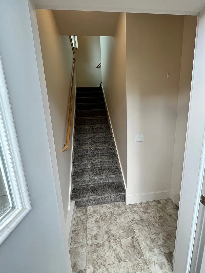1 Bedroom, 1 bathroom Spacious Apartment - Apartment above garage space. — Photo 4