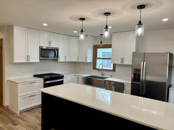 811 Meadowbrook DRIVE, West Bend, WI 53090