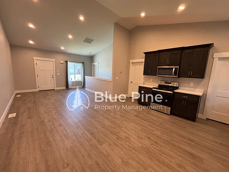 5760 Wildrose Ave — Photo 5