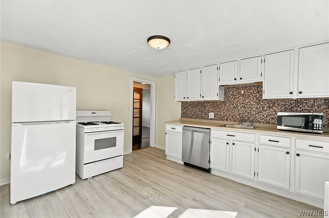 2 bed, 1.0 bath, 700 sqft, $1,300 — Photo 2