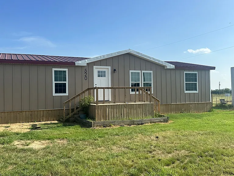 520 Grimes Rd — Photo 2