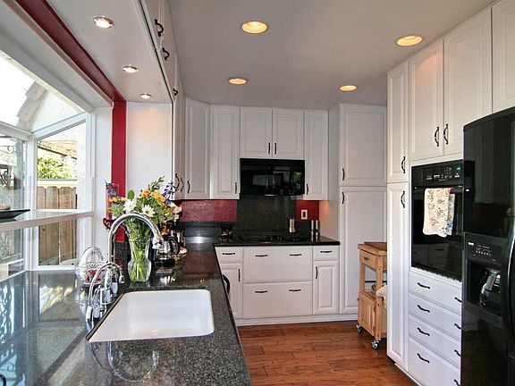 Gourmet kitchen w/ custom cabinetry, quality appliances, water filter & more