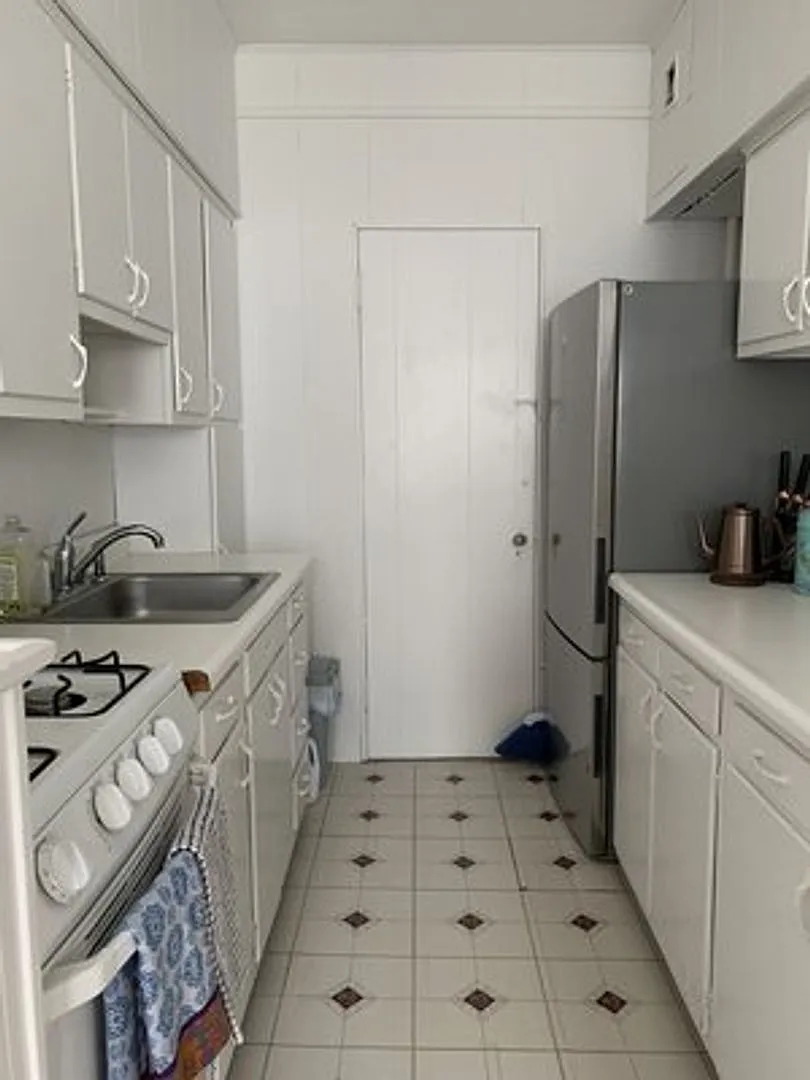 Stunning Studio Right On The B Line! Short Walk to Cleveland Circle — Photo 4