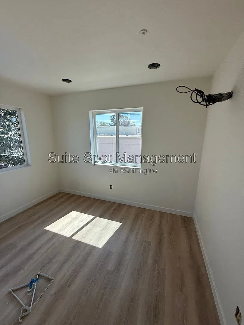 3 bed, 2.0 bath, 1000 sqft, $3,950 — Photo 2