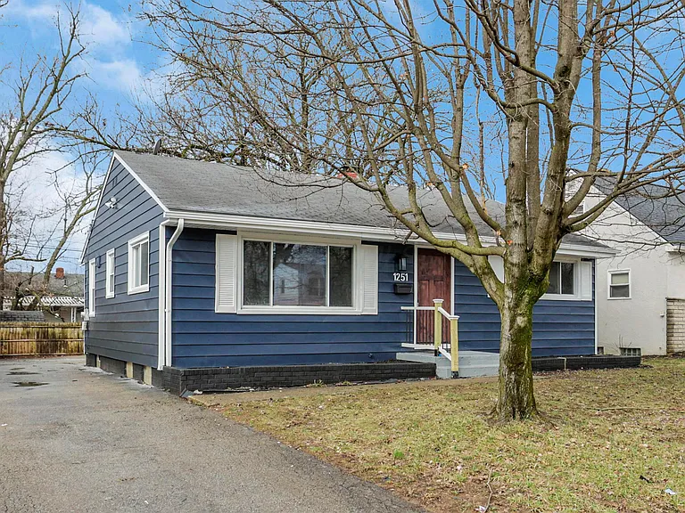 1251 Dellwood Ave — Photo 2