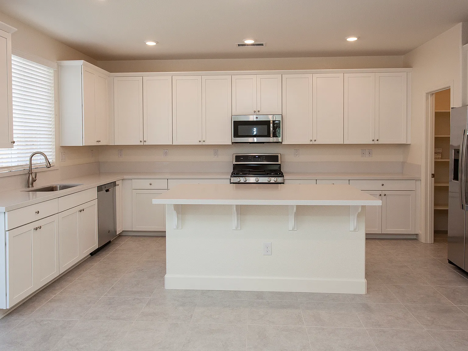 4 bed, 2.5 bath, 2447 sqft, $3,300 — Photo 4