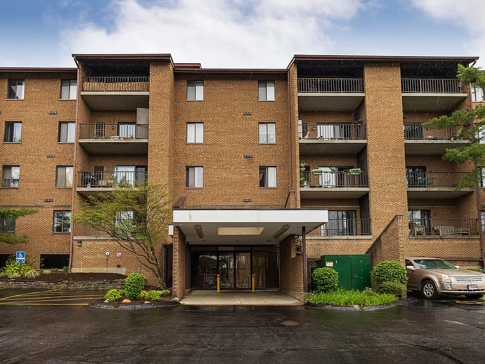3004 Glenmore Ave #104