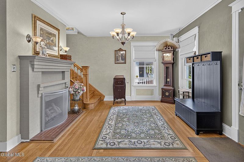 2nd image of 1071 Parkwood Boulevard