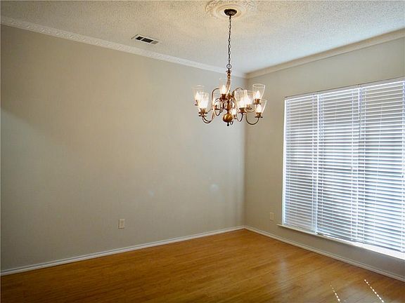 2nd image of 1126 W Lookout Dr