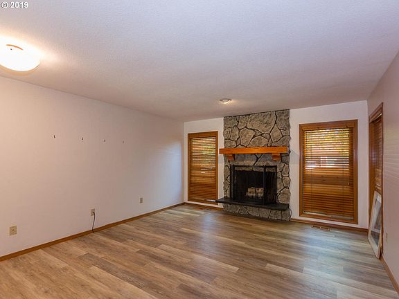 4th image of 1525 SE Beaver Creek Ln