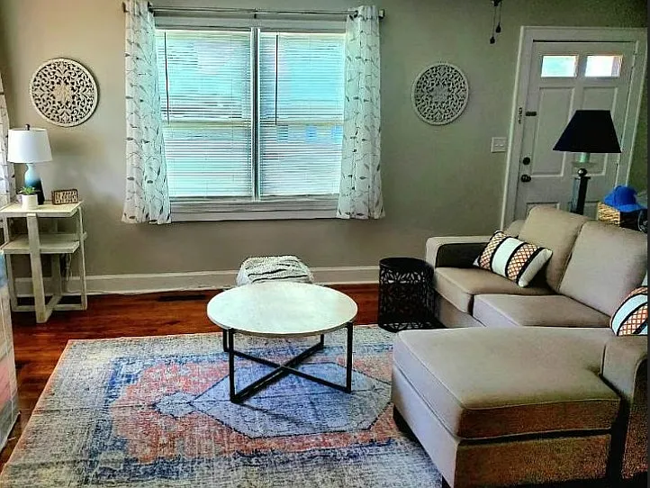 3 bed, 1300 sqft, $1,950 — Photo 2