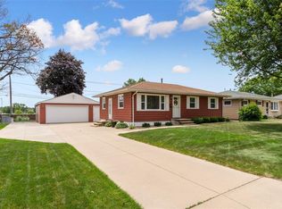 1101 Bowler St, Hiawatha, IA 52233