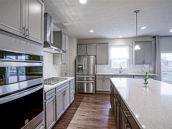 3rd image of 5586 Mahogany Dr