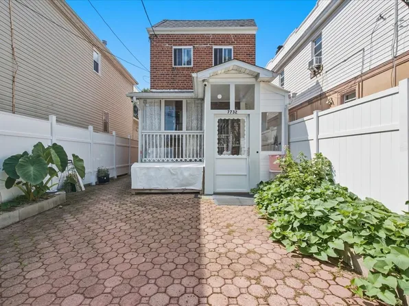 77-32 160th St, Flushing, NY 11366