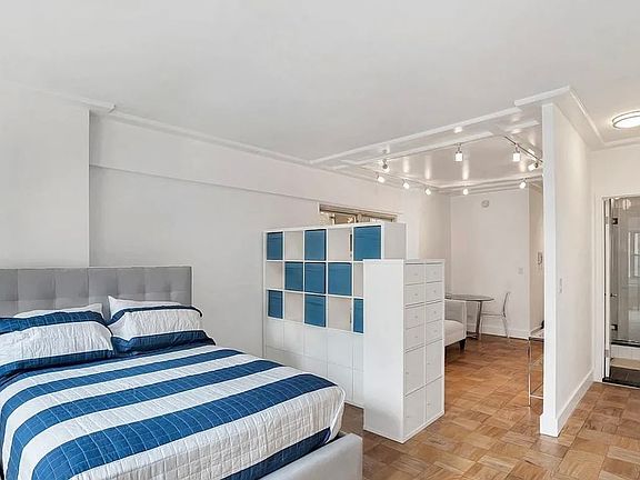 4th image of 58 W 58th St APT 12F
