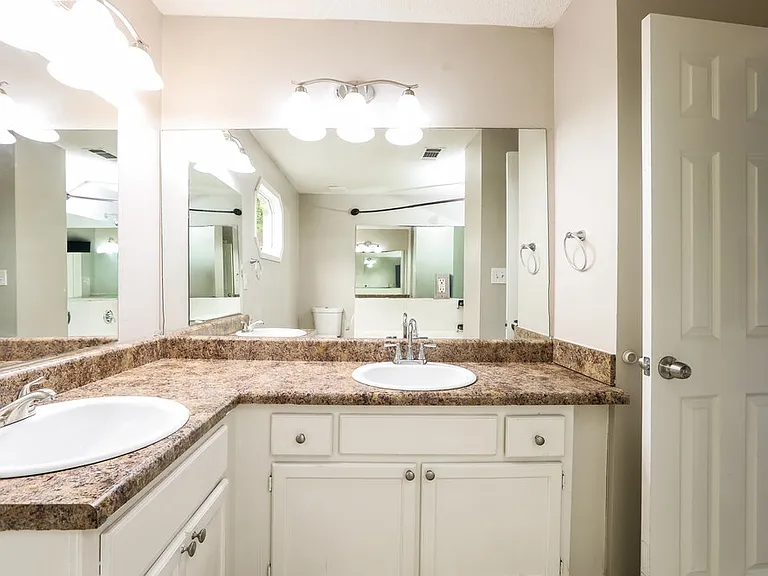 221 Clydesdale Ln SE — Photo 11