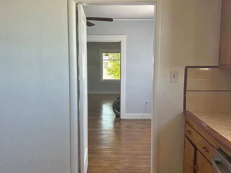 654 Edwards St — Photo 13