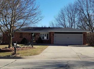 902 1st St SW, Dyersville, IA 52040