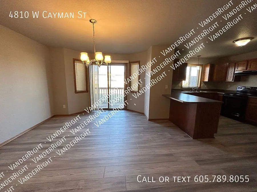 Updated 3 Bedroom 2.5 Bathroom Townhome! — Photo 3