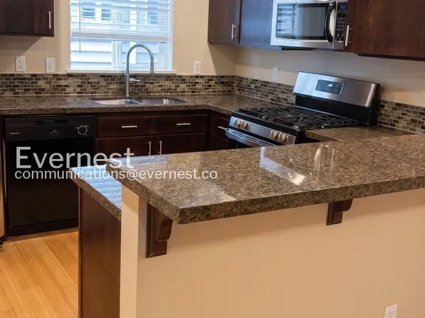 705 N 94th St Unit B, Seattle, WA 98103
