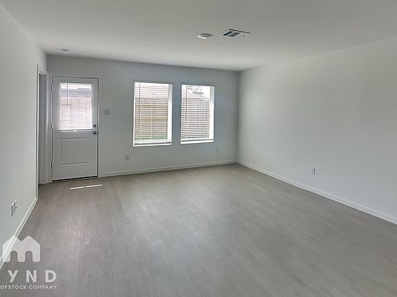 4th image of 914 Lago Laceno Ln