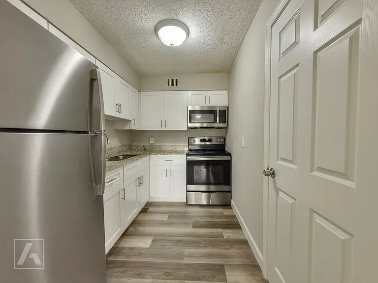 Carriage House Apts — Photo 49