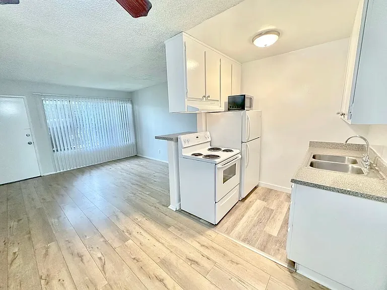 715 Machado Dr — Photo 2