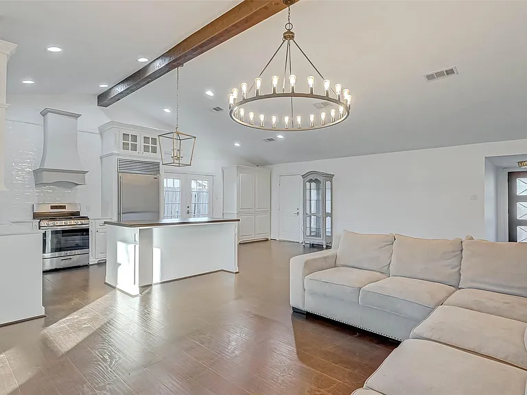 520 E Castle Harbour Dr — Photo 3