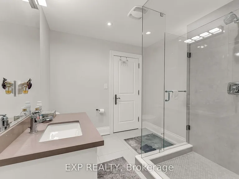 606 Lakeshore Rd W — Photo 24